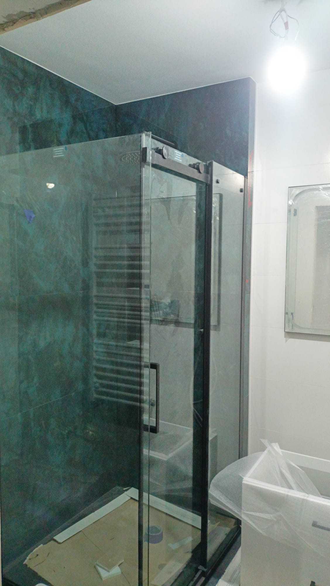 Stylowa kabina prysznicowa w ciemnych odcieniach